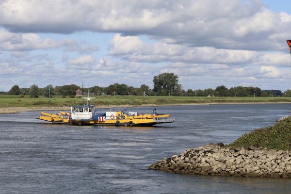 Langs de Ijssel Bronkhorst veer