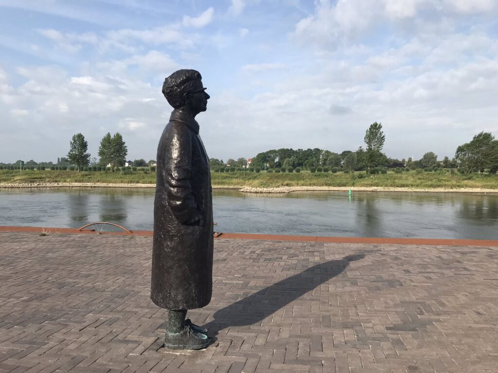Ida Gerhardt op kade langs de IJssel in Zutphen