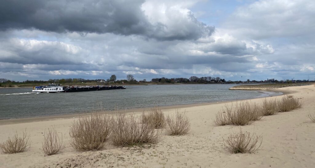 zandstranden langs de Waal