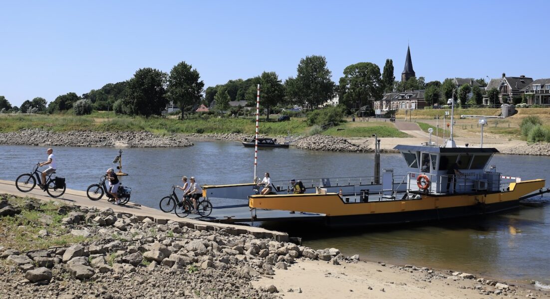 Veerpont Dieren-Olburgen bij laag water in de IJssel 